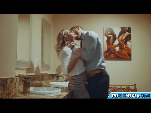 ❤️ Wakati blonde mwenye busty anakutongoza kwenye choo cha umma kwetu  ❤